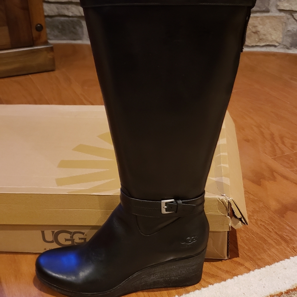 💥NWT💥Women's Ugg leather boots size 10